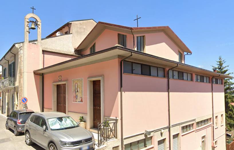 L'edificio, di recente costruzione, è costituito da tre piani. L'interno del luogo di culto è formato da una navata centrale e una laterale (destra). L'edificio, di recente costruzione, è costituito da tre piani. L'interno del luogo di culto è formato da una navata centrale e una laterale (destra).